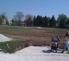 Le terrain ne ressemble d&eacute;j&agrave; plus &agrave; un champ en friche... Les travaux de viabilisation avancent bien, et les offres de pr&ecirc;t sont accept&eacute;es.