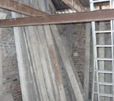 Partie préau coter droit avec le bois stocker sur le plancher