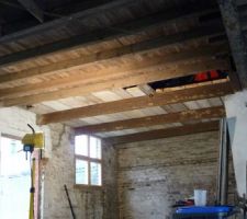 Réalisation du plancher coter droit du préau avec les planche qui y était stocker