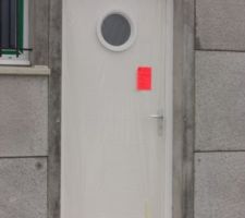 La porte d'entrée encore sous plastique :)