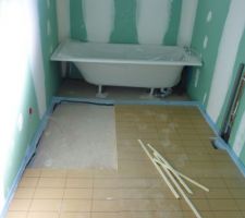 La salle de bain, isolation sol en cours de pose