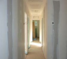 Le looooong couloir déservant les chambres. Au fond les toilettes.