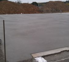 Dalle coulée! Ici bien lissée à l'hélicoptère pour le garage.