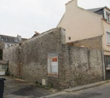 Vue depuis la rue on aperçois la fenetre invisible au départ