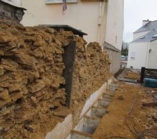 Le mur en cours de démolition