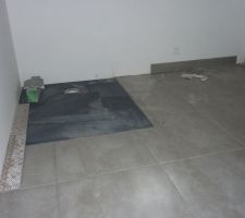 Carrelage pos&eacute; au bord du receveur