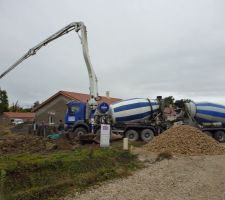 Pendant que le camion d&eacute;verse le b&eacute;ton dans les tranch&eacute;es, les autres transvasent dans le premier...quelle organisation!