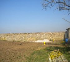 Voila le travail; le terrain est pret !!! merci a tous les amis venu nous aider !