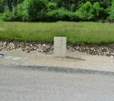 Les arrivées et évacuations d'eau, gaz et électricité.
