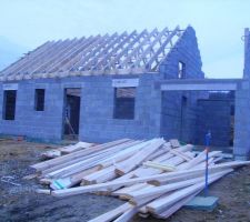 élevation des murs de pose de la charpente en février 2009