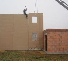 1er pan de mur à quelques coups de masse d'être entièrement monté