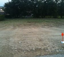 Voici la vue de notre terrain depuis la rue, la borne indique la limite separative avec nos voisins de droite qui ont debut&eacute; leurs fondations debut octobre 2011
les arbres finissent notre terrain
&agrave; gauche un voisin ayant construit dans les ann&eacute;es 90