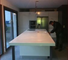 Montage de la cuisine en cours.