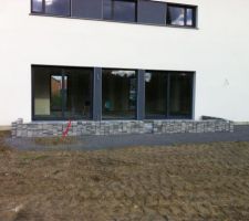 Terrasse en ternaire pour le moment les pavés sont là provisoirement. On envisage de poser des pierres bleurs par la suite.