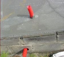 Hop, la gaîne ajoutée à trouvé son chemin à travers la dalle béton !