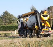 Manoeuvre d'un camion entre notre borne et le coffret élec. du voisin ! Trop fort le conducteur !