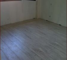 Le choix du parquet pour les chambres de l'étage teinte châtaignier blanc...