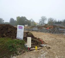 Quelle joie d'apercevoir ces deux rangées de moellons en arrivant devant le terrain!!!