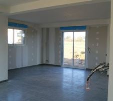 Le salon avec la baie vitr&eacute; cot&eacute; nord