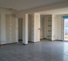 Salle a manger a droite, il manque l'escalier avec les toilettes en dessous