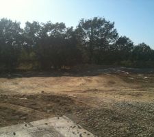 Terrain ce matin, les voisins desirant remblayer sous leur terrasse, je leur ai laiss&eacute; la permission de passer avec des camions...il est nettement moins buccolique