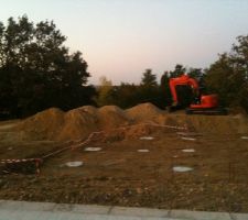 Le remblai du terrain du voisin qui monte
il est 17h il atteint plus de 2 metres de haut (certes il n 'est pas tass&eacute;)