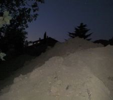 &agrave; 19h voici la vue que j'ai &agrave; l'ouest depuis le fond du jardin (sous les beaux chenes centenaires)
le tas de terre de remblais cache completement les troncs il doit atteindre 3,50 metres