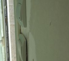 Prise mal fixé sur le placo au niveau de la baie vitrée