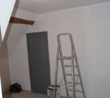 Palier avec plafond peint 1ere couche et peinture porte vers grenier