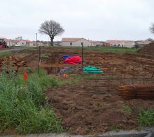 Pr&eacute;paration des fondations avec le passage des ferrailles et des diff&eacute;rents types de conduits.