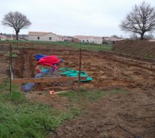 Passage des ferrailles pour la semelle de la maison.