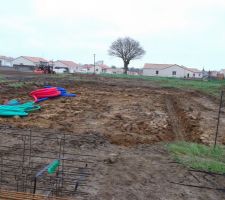 Passage des ferrailles pour la semelle de la maison.