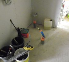 Cellier avec incohérence du placement de l?évacuation du lave linge ( a environ 80cm du mur Oo)