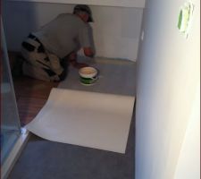 Pose d'une sous-couche de lino dans la salle d'eau