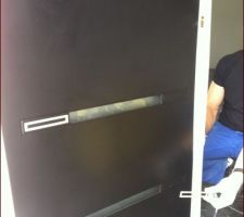 Mauvaise surprise en débachant la porte d'entrée...