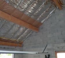 Travaux par nos soins : laine de roche agrafée entre chevrons et film 11 couches dans garage