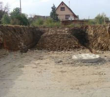 Semelle des fondations des murs de la pente du garage.