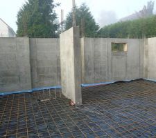 Mur du sous sol en béton après décoffrage