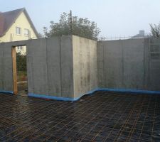 Mur du sous sol en béton après décoffrage