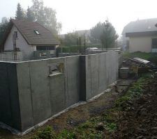 Mur du sous sol en béton après décoffrage