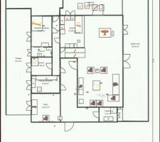 Le plan du rez de chaussee comporte 2 salons, 2 toilettes 2 cuisines 1 chambre 1 laverie 1 salle a manger 1 salle de sport 1 terrasse 1 piscine
