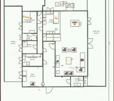 Le plan du rez de chaussee comporte 2 salons, 2 toilettes 2 cuisines 1 chambre 1 laverie 1 salle a manger 1 salle de sport 1 terrasse 1 piscine