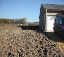 Terrain aplani pour futur garage