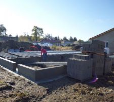 Aujourd'hui les ouvriers posaient les poutrelles en béton et les hourdis en polystyrène sur le vide sanitaire.