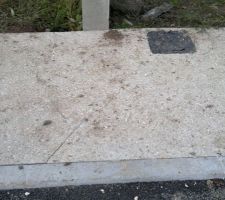 Nouveau problème à gérer : la fisure du trottoir devant l'entrée du voisin de droite.
