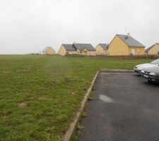 1er champignons rouge pour le d&eacute;but du lotissement .notre futur terrain se trouve &agrave; c&ocirc;t&eacute; de la maison jaune