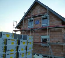 Préparatifs pour la pose de l'ITE: Echafaudage en place stock matériel livré