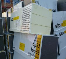 Panneaux d'isolant STO 160mm. Le "graphité" pour la maison et le "blanc" pour le soubassement