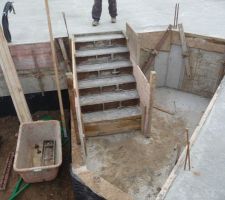 L'escalier qui mène du garage au rez de chaussée