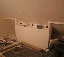 Tete de lit de notre chambre finit, reste à peindre